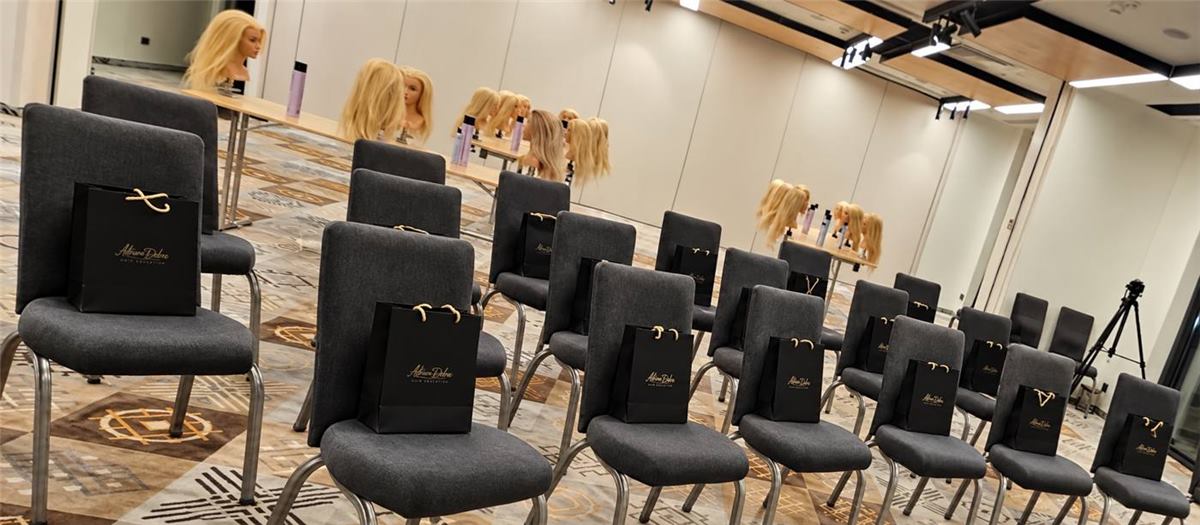 Sala cu goodie bag-urile pe scaune